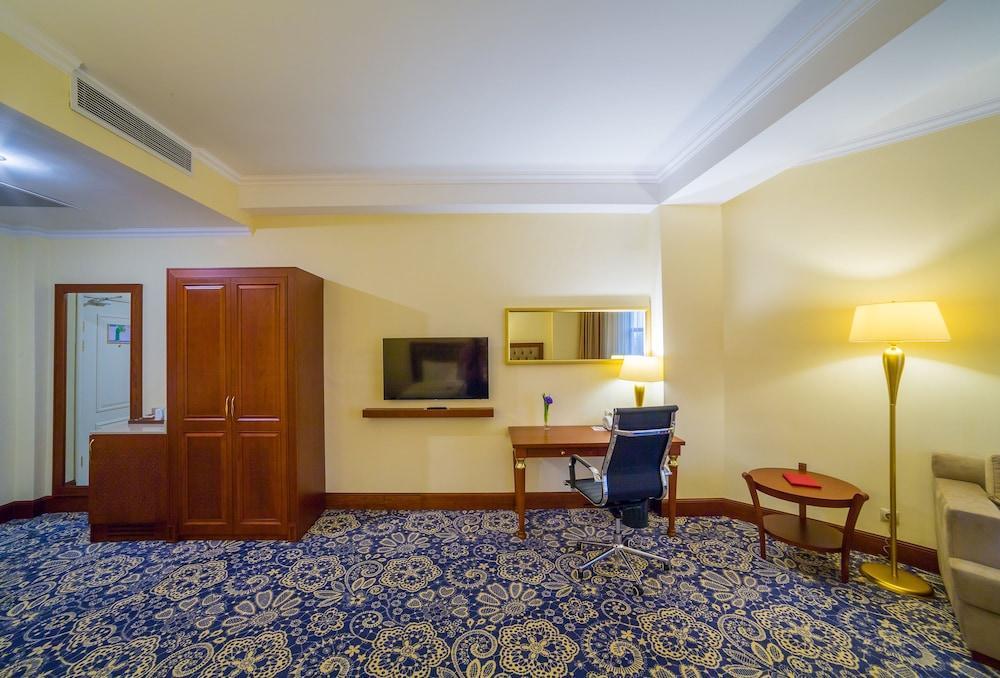 Ramada By Wyndham Almaty Hotel Bagian luar foto