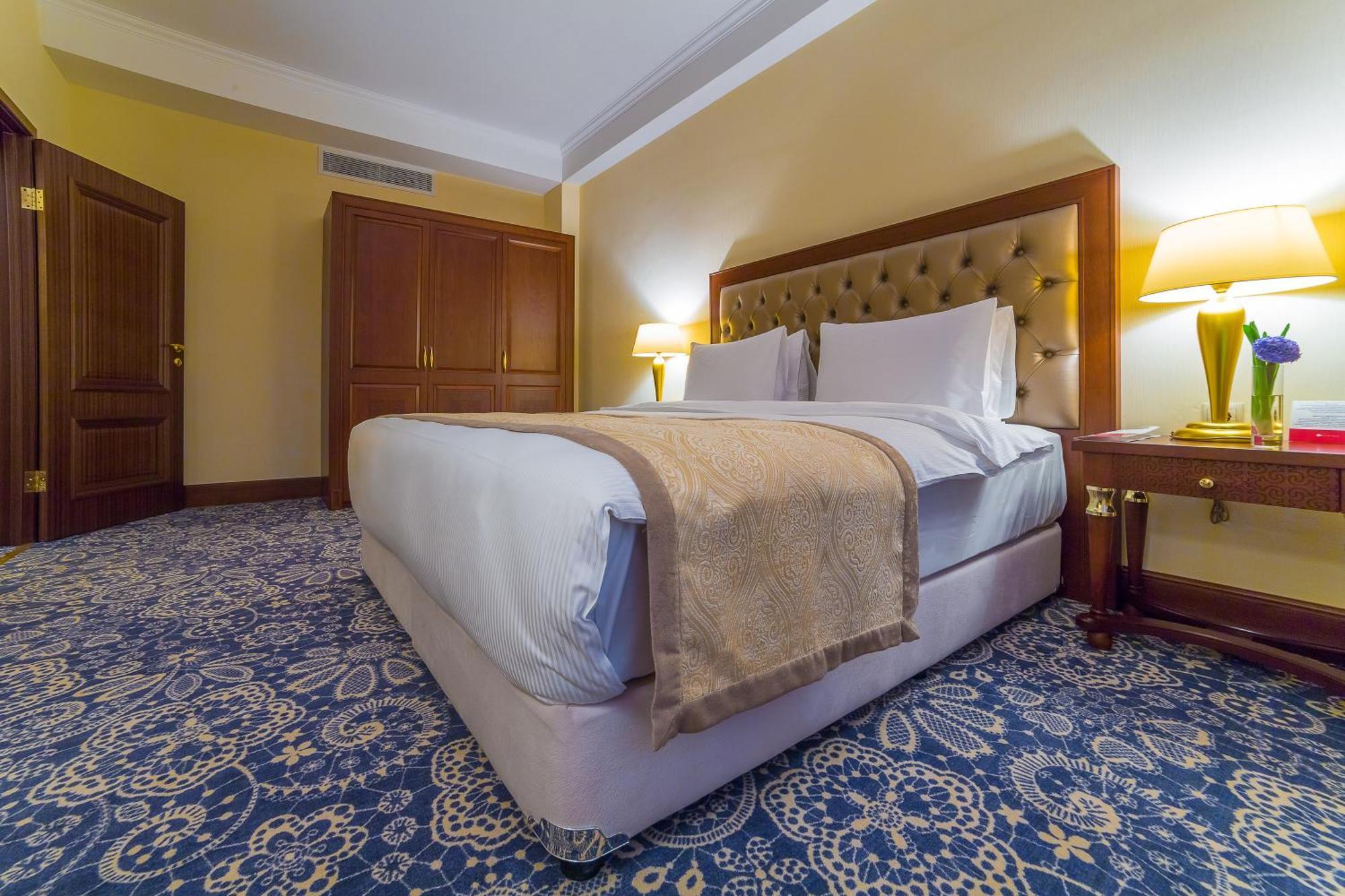 Ramada By Wyndham Almaty Hotel Bagian luar foto
