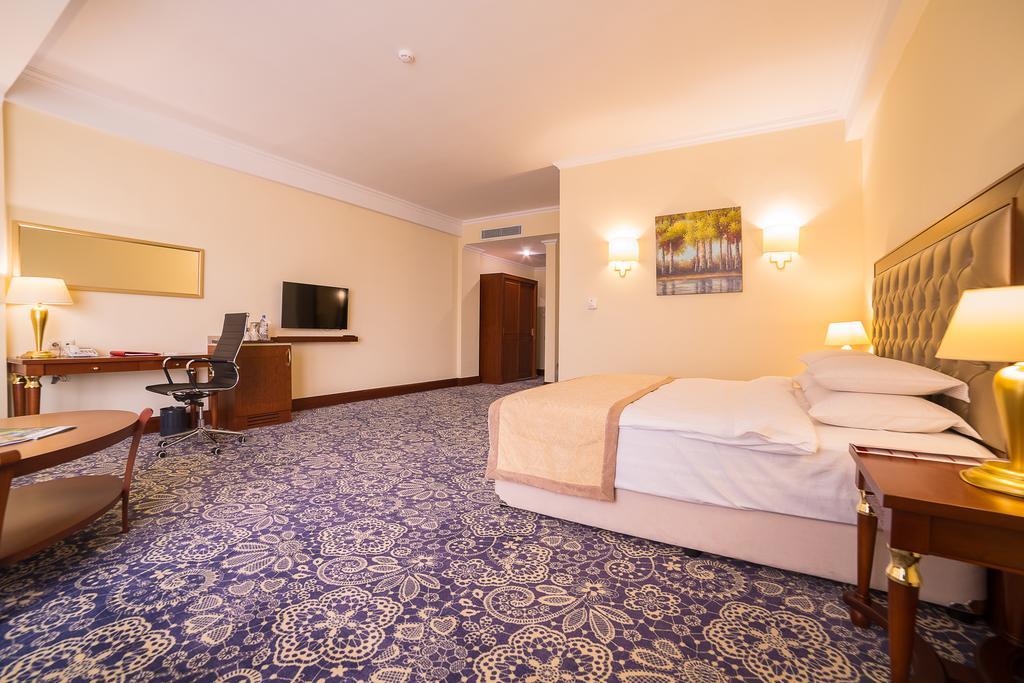Ramada By Wyndham Almaty Hotel Bagian luar foto