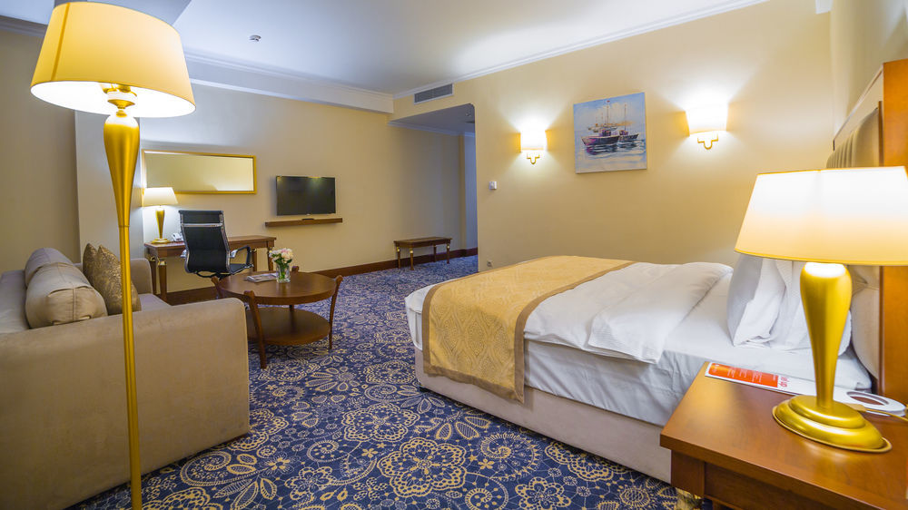 Ramada By Wyndham Almaty Hotel Bagian luar foto
