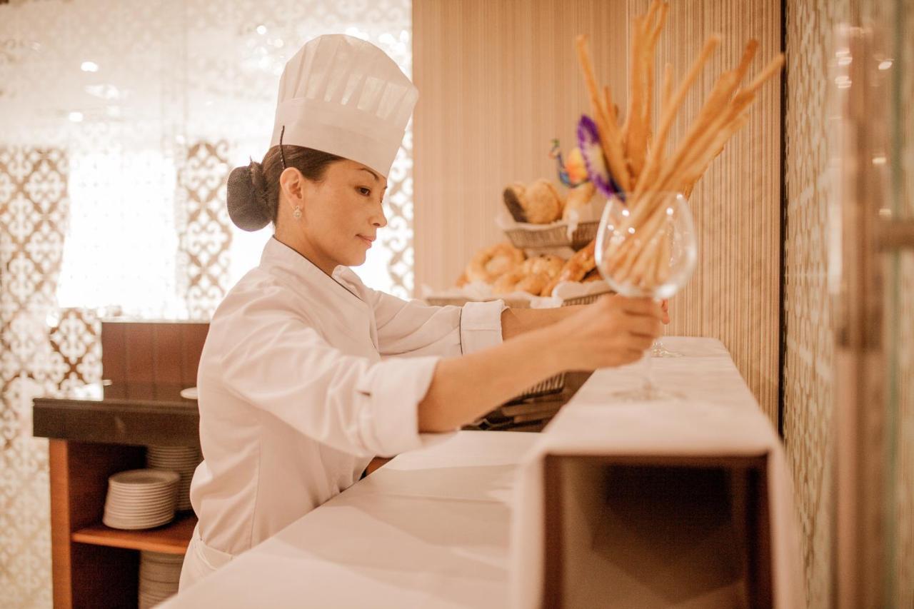 Ramada By Wyndham Almaty Hotel Bagian luar foto