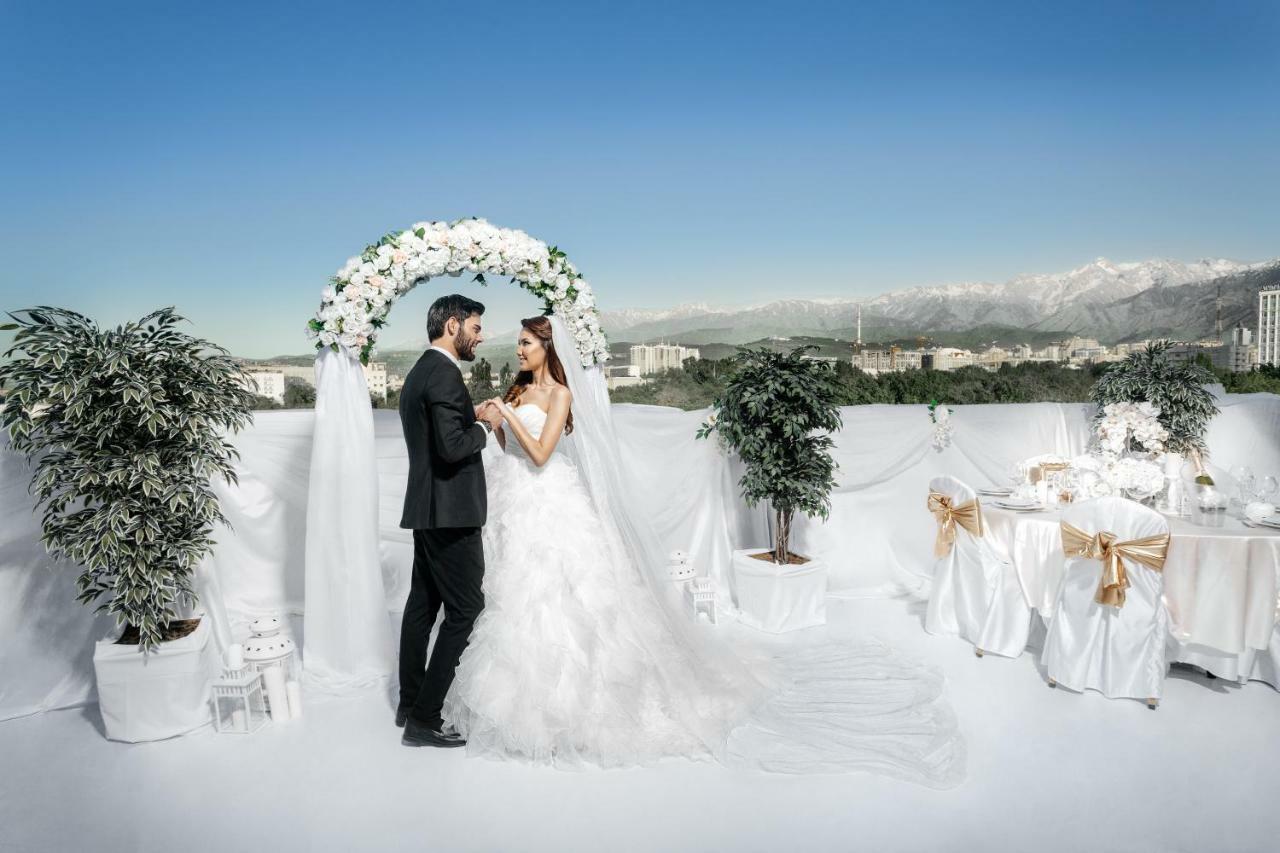 Ramada By Wyndham Almaty Hotel Bagian luar foto