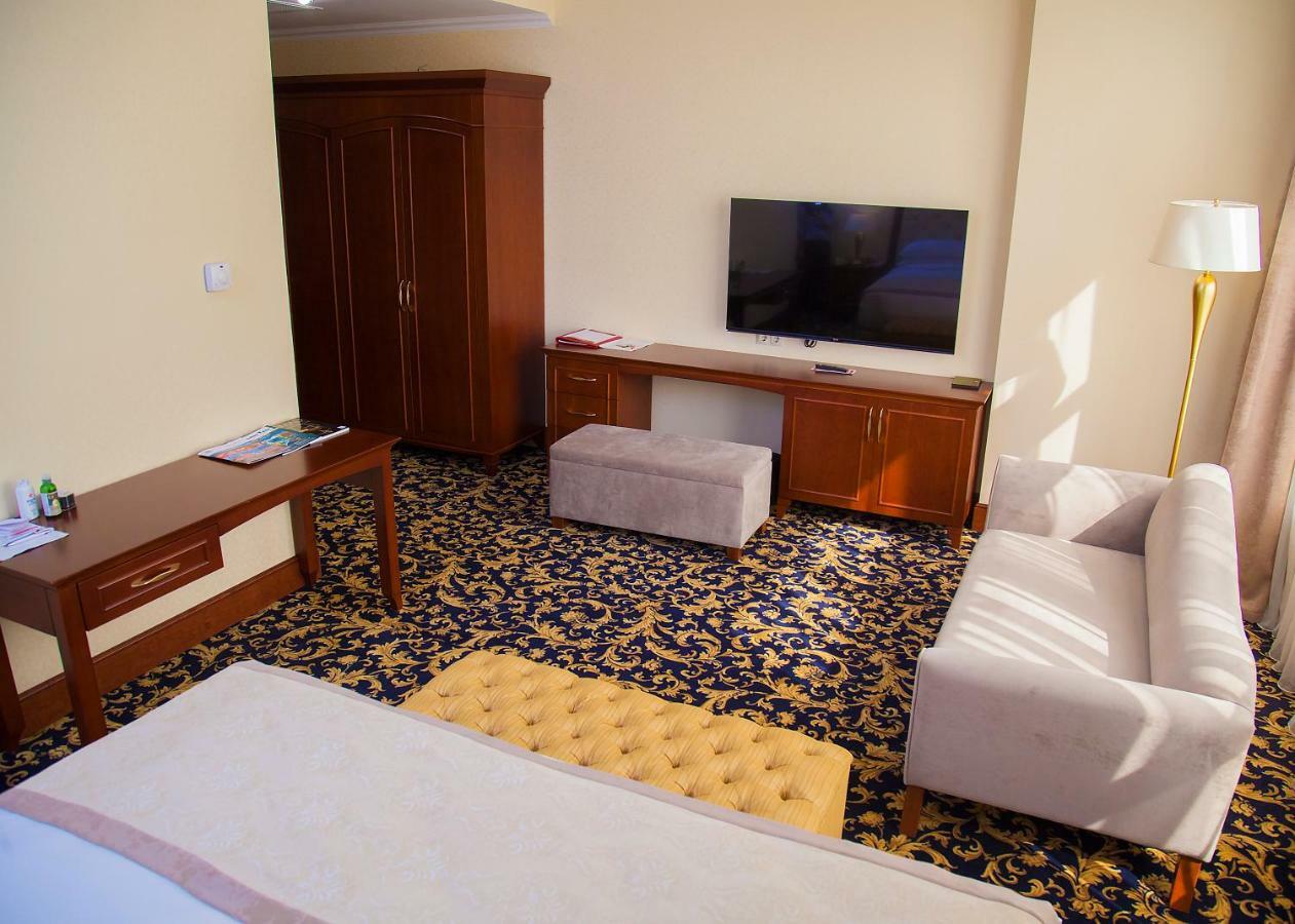 Ramada By Wyndham Almaty Hotel Bagian luar foto